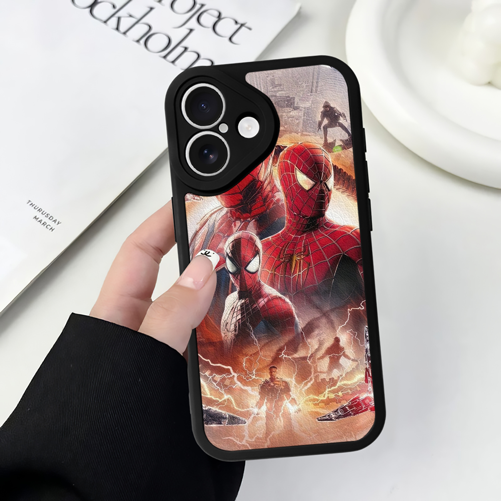 （画像用） Spider Man スパイダーマン 【iPhone 16シリーズ対応】シリコンスマホケース（レザー調） 材質：シリコン